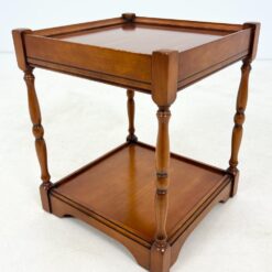 Kvadratinis riešutmedžio staliukas ištraukiamu stalviršiumi 43x43x52 cm