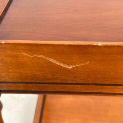 Kvadratinis riešutmedžio staliukas ištraukiamu stalviršiumi 43x43x52 cm