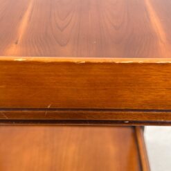 Kvadratinis riešutmedžio staliukas ištraukiamu stalviršiumi 43x43x52 cm