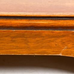 Kvadratinis riešutmedžio staliukas ištraukiamu stalviršiumi 43x43x52 cm