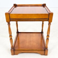 Kvadratinis riešutmedžio staliukas ištraukiamu stalviršiumi 43x43x52 cm