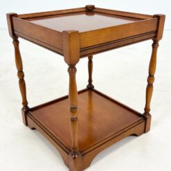 Kvadratinis riešutmedžio staliukas ištraukiamu stalviršiumi 43x43x52 cm