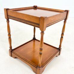 Kvadratinis riešutmedžio staliukas ištraukiamu stalviršiumi 43x43x52 cm