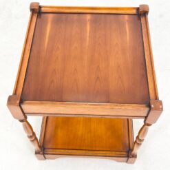 Kvadratinis riešutmedžio staliukas ištraukiamu stalviršiumi 43x43x52 cm