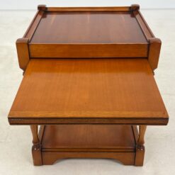 Kvadratinis riešutmedžio staliukas ištraukiamu stalviršiumi 43x43x52 cm