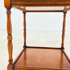 Kvadratinis riešutmedžio staliukas ištraukiamu stalviršiumi 43x43x52 cm