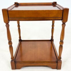 Kvadratinis riešutmedžio staliukas ištraukiamu stalviršiumi 43x43x52 cm