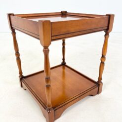 Kvadratinis riešutmedžio staliukas ištraukiamu stalviršiumi 43x43x52 cm