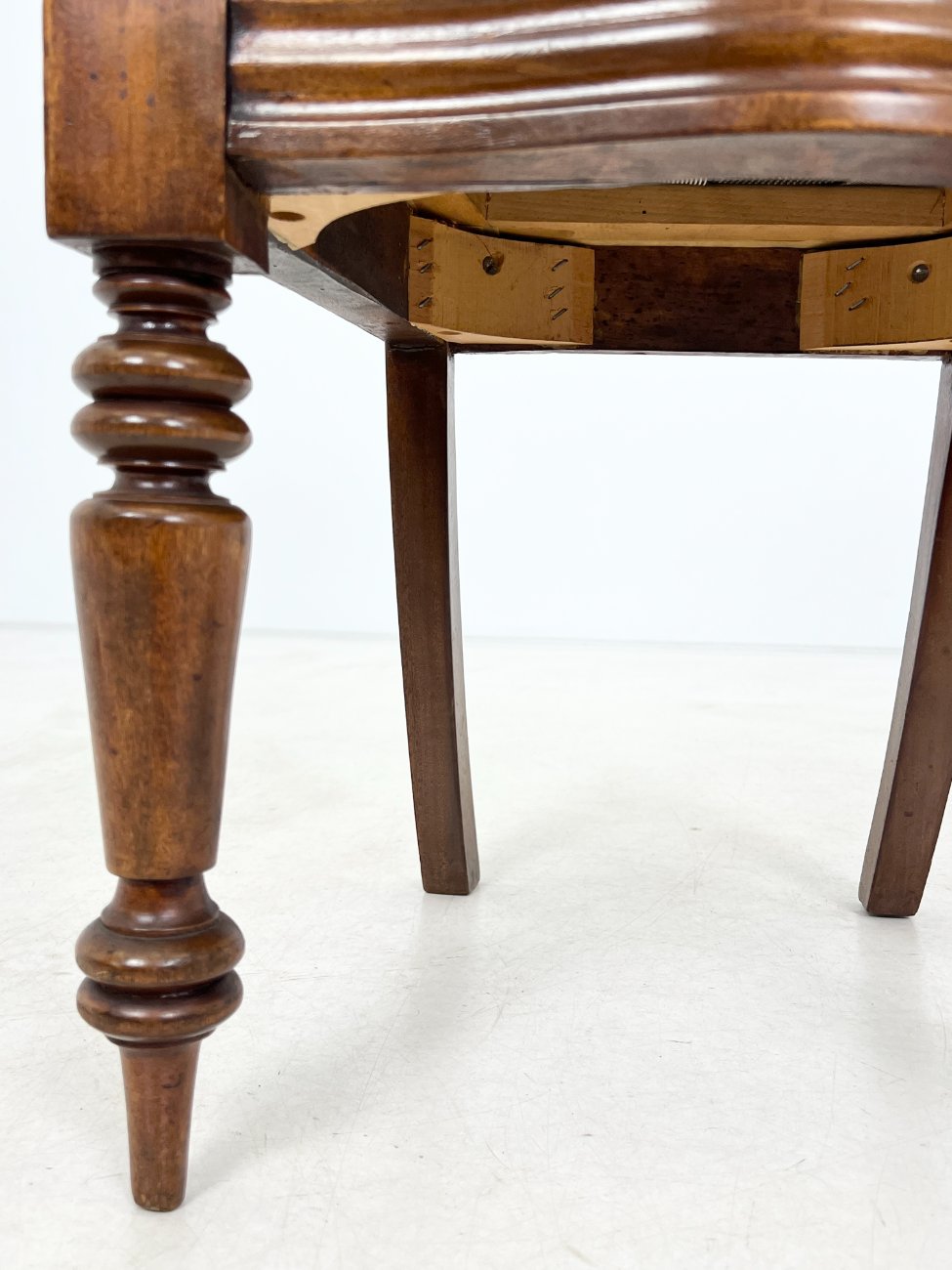 DR0245-kedes-7 Angliško stiliaus raudonmedžio kėdės su gobelenu 6 vnt. komplektas 49x45x88 cm, 45 cm