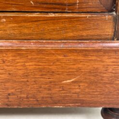 Raudonmedžio spintelė marmuriniu stalviršiumi 42x44x80 cm