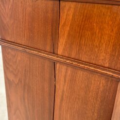 Raudonmedžio spintelė marmuriniu stalviršiumi 42x44x80 cm