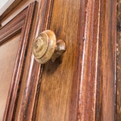 Raudonmedžio spintelė marmuriniu stalviršiumi 42x44x80 cm