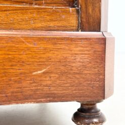 Raudonmedžio spintelė marmuriniu stalviršiumi 42x44x80 cm