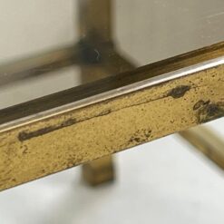 Kvadratinis žalvarinis staliukas tamsinto stiklo stalviršiumi 51x51x40 cm