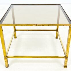 Kvadratinis žalvarinis staliukas tamsinto stiklo stalviršiumi 51x51x40 cm