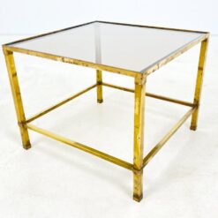 Kvadratinis žalvarinis staliukas tamsinto stiklo stalviršiumi 51x51x40 cm