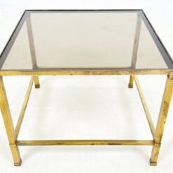 Kvadratinis žalvarinis staliukas tamsinto stiklo stalviršiumi 51x51x40 cm