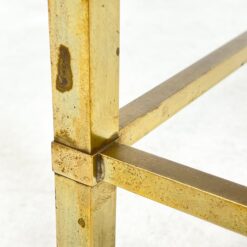 Kvadratinis žalvarinis staliukas tamsinto stiklo stalviršiumi 51x51x40 cm