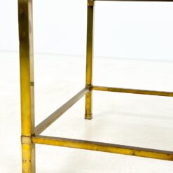 Kvadratinis žalvarinis staliukas tamsinto stiklo stalviršiumi 51x51x40 cm