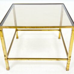 Kvadratinis žalvarinis staliukas tamsinto stiklo stalviršiumi 51x51x40 cm