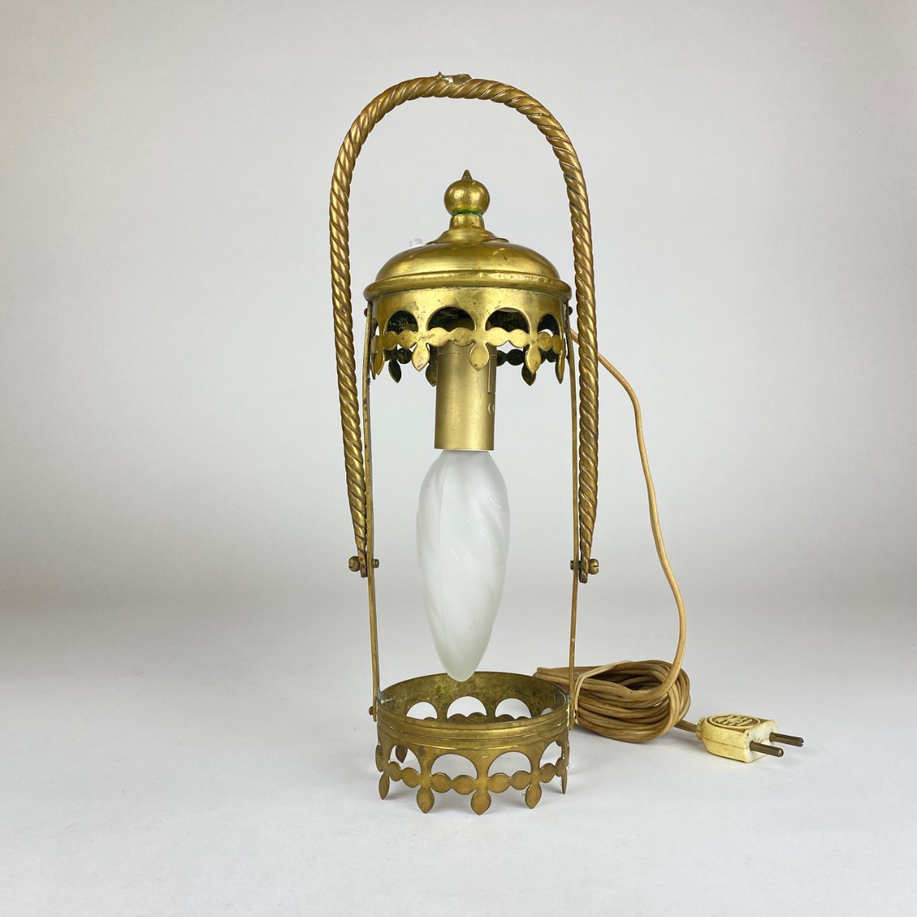 DR0266-staliniai-sviestuvai-0 Pastatomas arba pakabinamas žalvarinis šviestuvas iš bažnytinio žibinto 8,5x11x30 cm