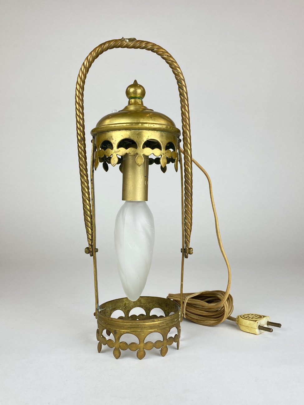 DR0266-staliniai-sviestuvai-1 Pastatomas arba pakabinamas žalvarinis šviestuvas iš bažnytinio žibinto 8,5x11x30 cm