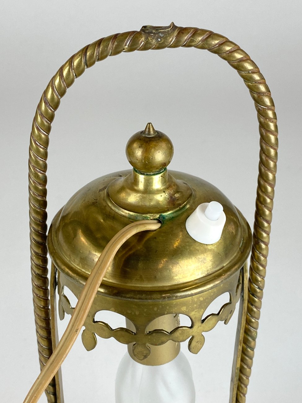 DR0266-staliniai-sviestuvai-5 Pastatomas arba pakabinamas žalvarinis šviestuvas iš bažnytinio žibinto 8,5x11x30 cm