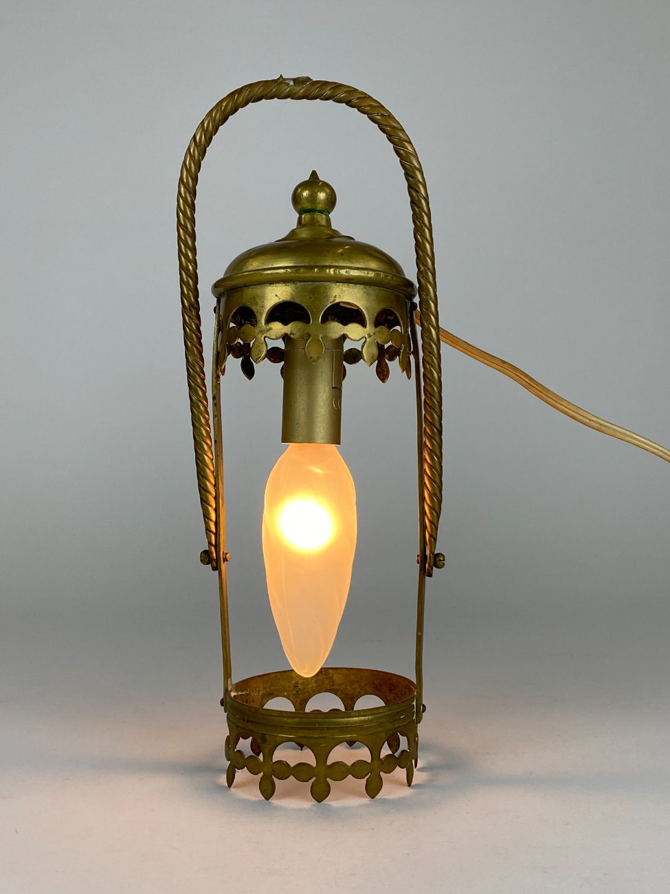 DR0266-staliniai-sviestuvai-7 Pastatomas arba pakabinamas žalvarinis šviestuvas iš bažnytinio žibinto 8,5x11x30 cm