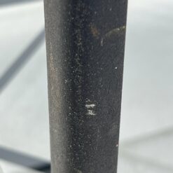 Pastatoma metalinė trijų aukštų lentyna su tamsintu stiklu 46x46x76,5 cm