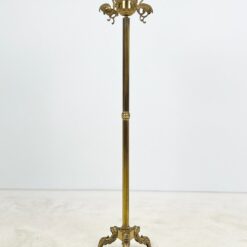 Žalvarinė pastatoma kabykla su liūtų motyvų kojomis 48x48x171 cm