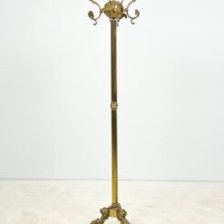 Žalvarinė pastatoma kabykla su liūtų motyvų kojomis 48x48x171 cm