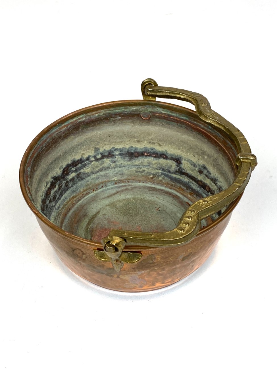 DR0286-metaliniai-indai-4 Varinis kibirėlis su žalvarine rankena 15×17,5×8,5 cm