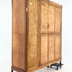 Riešutmedžio ir raudonmedžio lukšto rūbų spinta su veidrodžiu 65x175x220 cm