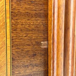 Riešutmedžio ir raudonmedžio lukšto rūbų spinta su veidrodžiu 65x175x220 cm