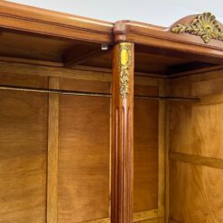 Riešutmedžio ir raudonmedžio lukšto rūbų spinta su veidrodžiu 65x175x220 cm