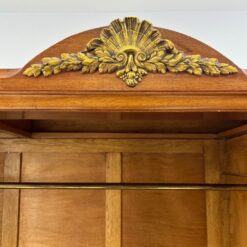 Riešutmedžio ir raudonmedžio lukšto rūbų spinta su veidrodžiu 65x175x220 cm