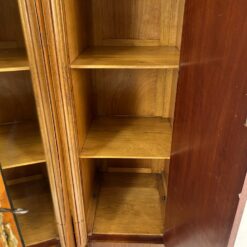 Riešutmedžio ir raudonmedžio lukšto rūbų spinta su veidrodžiu 65x175x220 cm