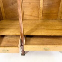 Riešutmedžio ir raudonmedžio lukšto rūbų spinta su veidrodžiu 65x175x220 cm