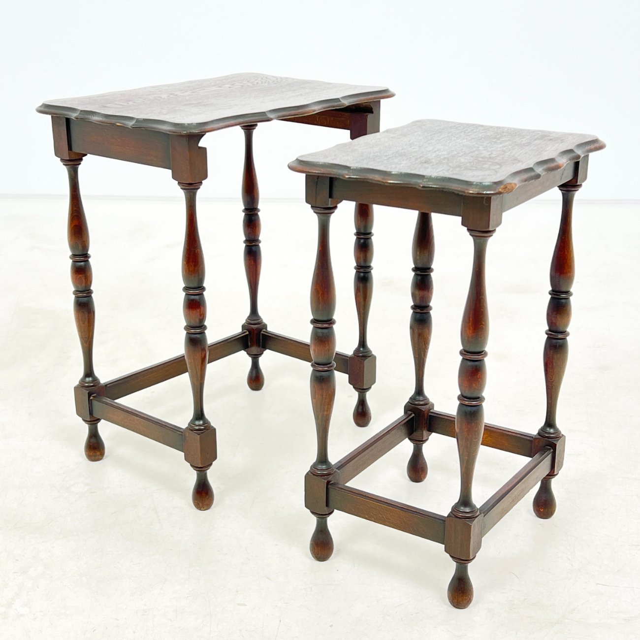 DR0290-stalai-0 Mediniai lizdiniai staliukai 2 vnt. komplektas 31,5x43x53 cm