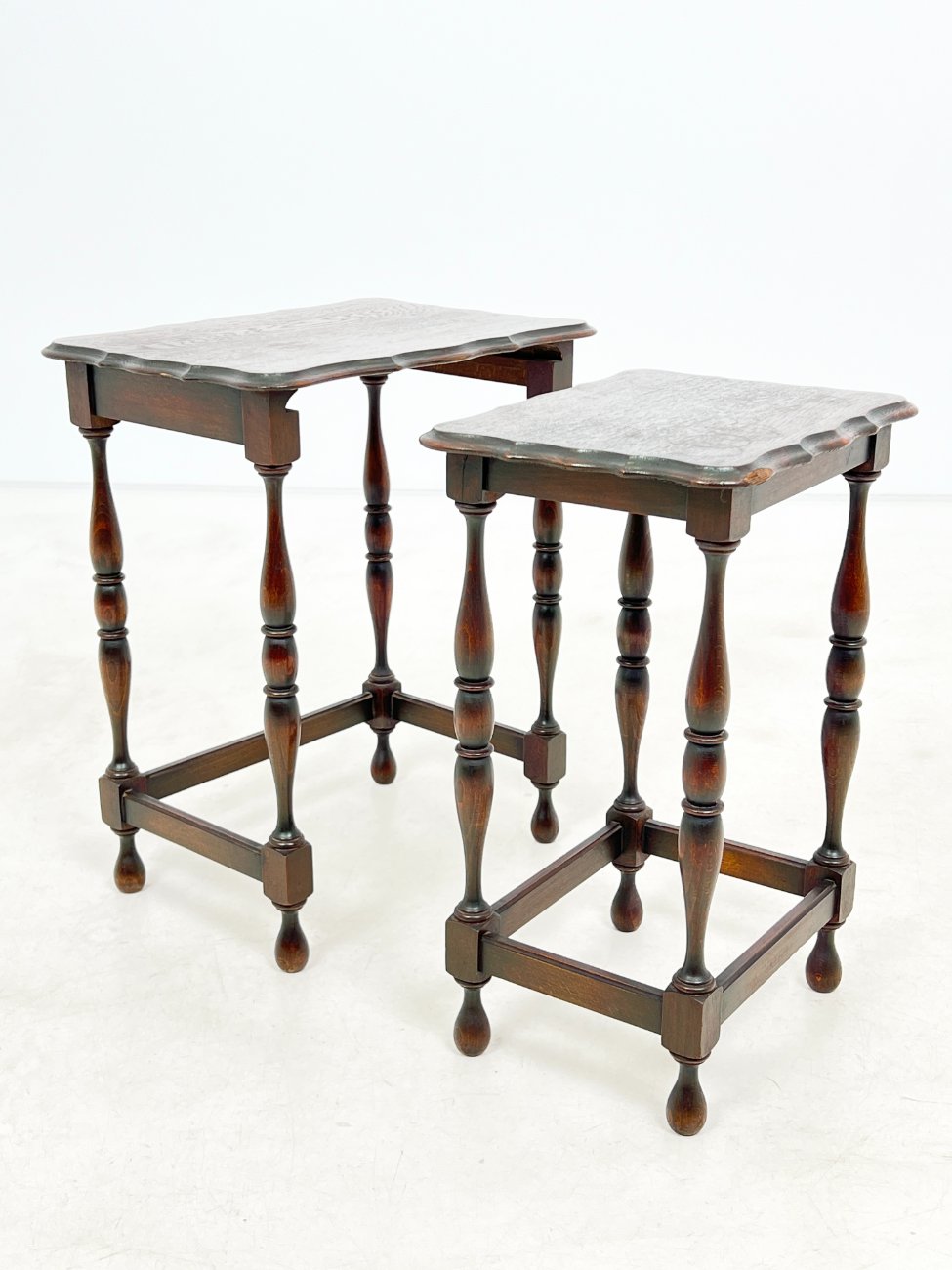 DR0290-stalai-1 Mediniai lizdiniai staliukai 2 vnt. komplektas 31,5x43x53 cm