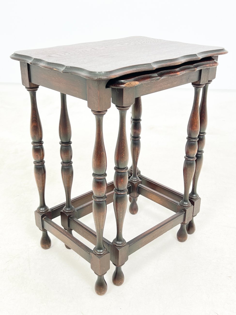 DR0290-stalai-3 Mediniai lizdiniai staliukai 2 vnt. komplektas 31,5x43x53 cm