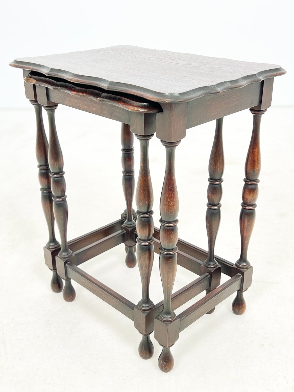 DR0290-stalai-4 Mediniai lizdiniai staliukai 2 vnt. komplektas 31,5x43x53 cm