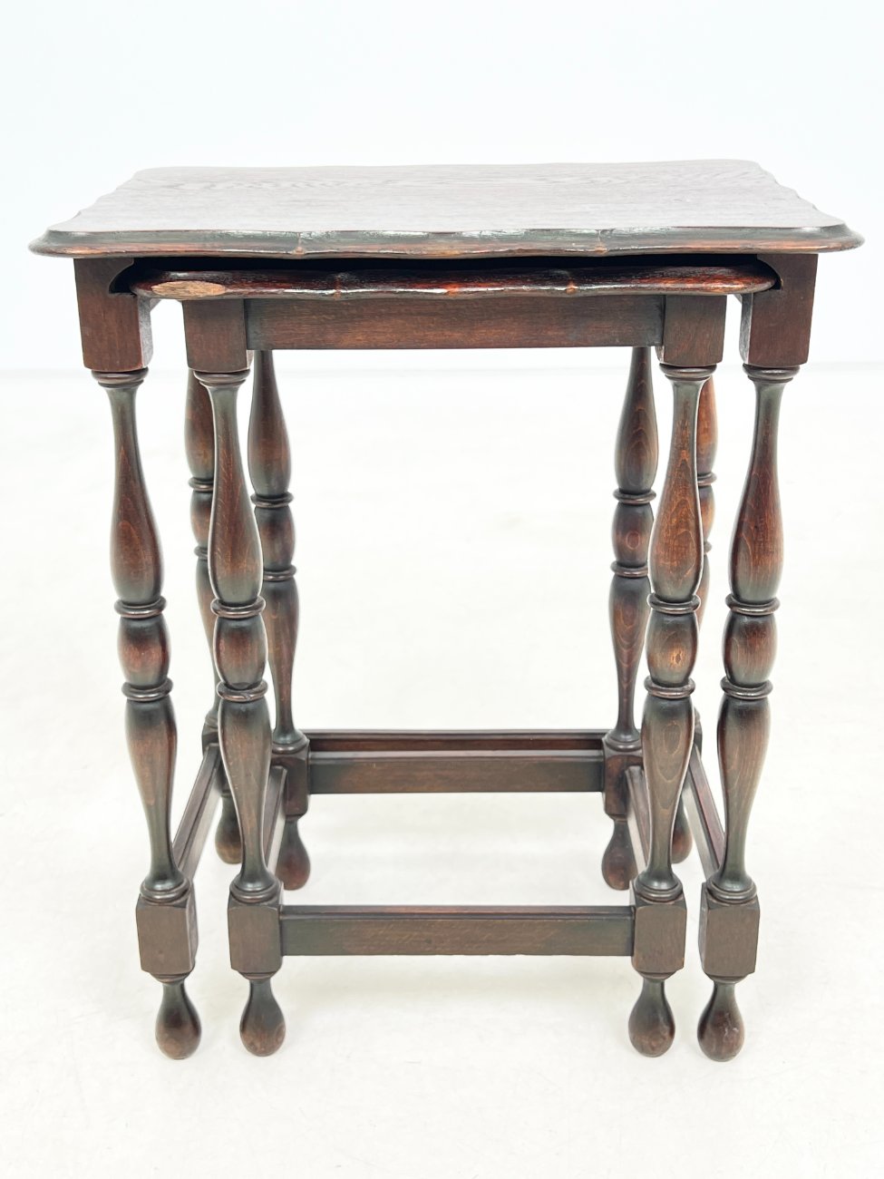 DR0290-stalai-5 Mediniai lizdiniai staliukai 2 vnt. komplektas 31,5x43x53 cm