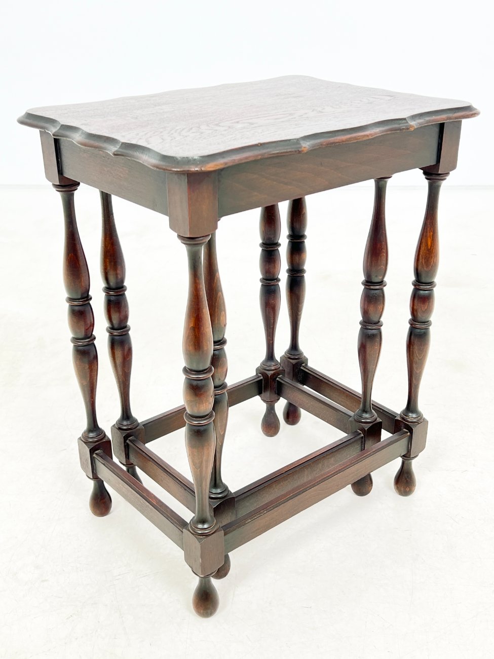 DR0290-stalai-8 Mediniai lizdiniai staliukai 2 vnt. komplektas 31,5x43x53 cm