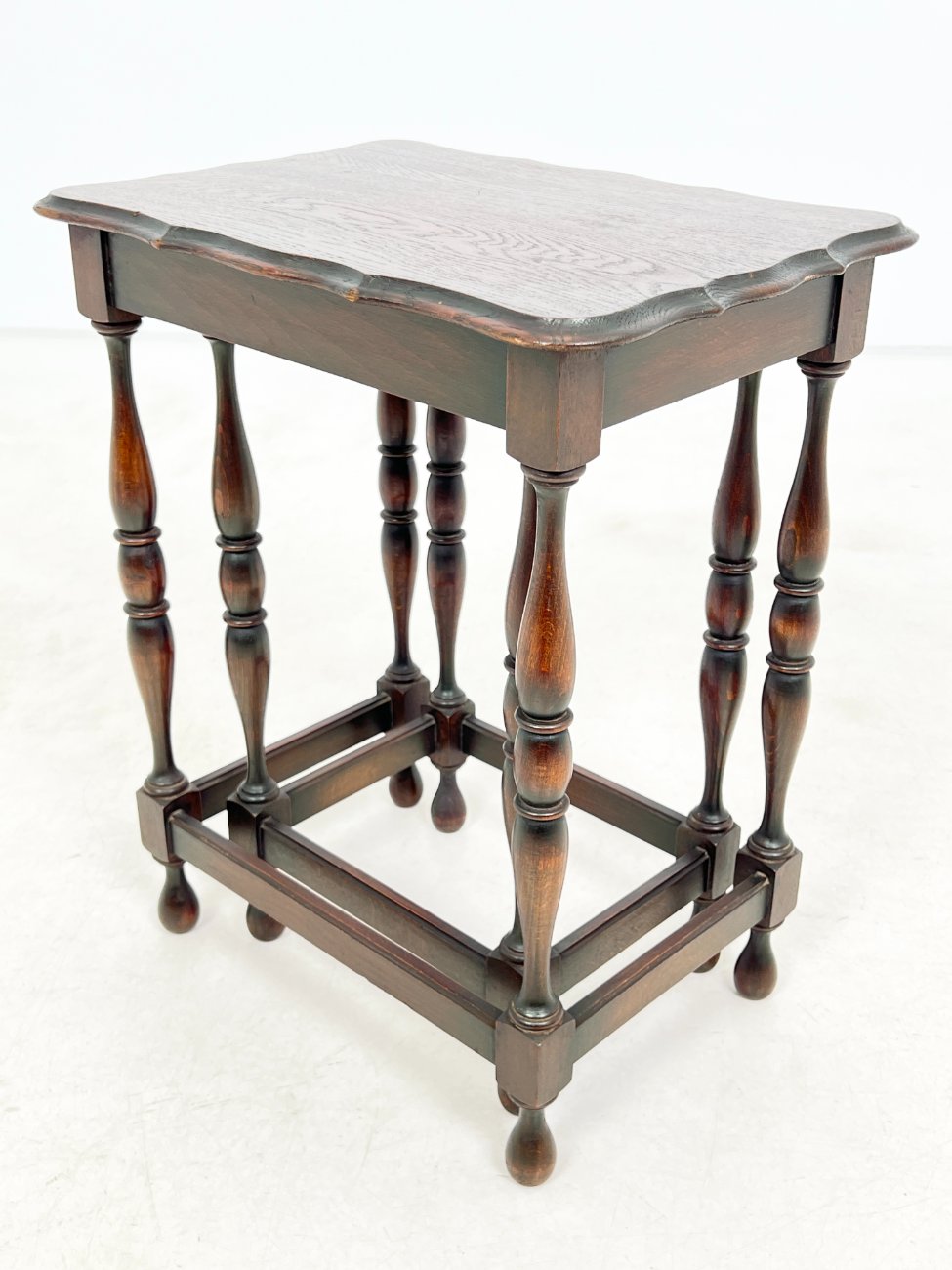 DR0290-stalai-9 Mediniai lizdiniai staliukai 2 vnt. komplektas 31,5x43x53 cm