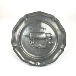 Dekoratyvinė pakabinama alavinė lėkštė "Holle Griet, Diest" 2x22,5x23 cm