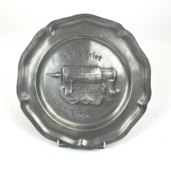 Dekoratyvinė pakabinama alavinė lėkštė “Holle Griet, Diest” 2×22,5×23 cm