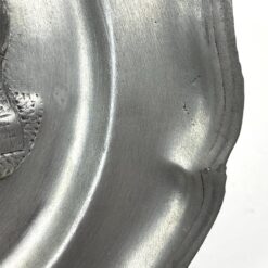 Dekoratyvinė pakabinama alavinė lėkštė “Holle Griet, Diest” 2×22,5×23 cm