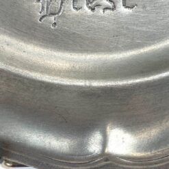 Dekoratyvinė pakabinama alavinė lėkštė “Holle Griet, Diest” 2×22,5×23 cm