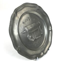 Dekoratyvinė pakabinama alavinė lėkštė “Holle Griet, Diest” 2×22,5×23 cm